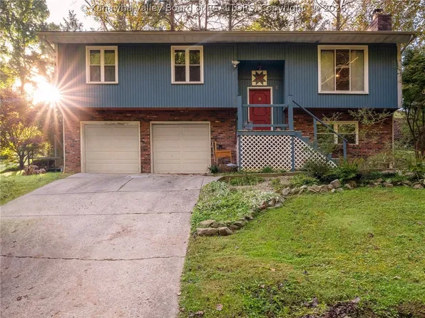 1056 Reunion Rd, Elkview, WV 25071