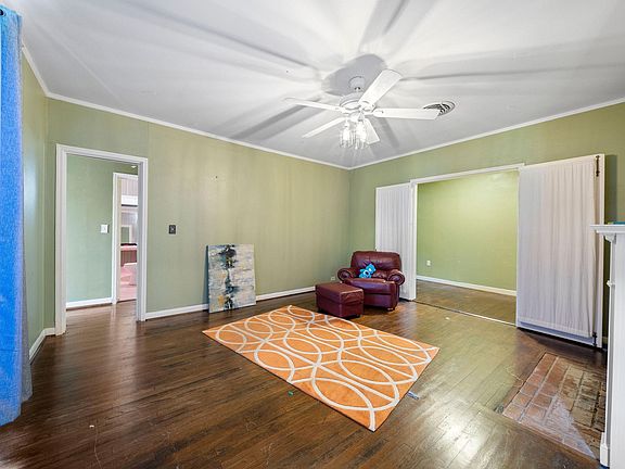 3rd image of 709 Pinetree Ln