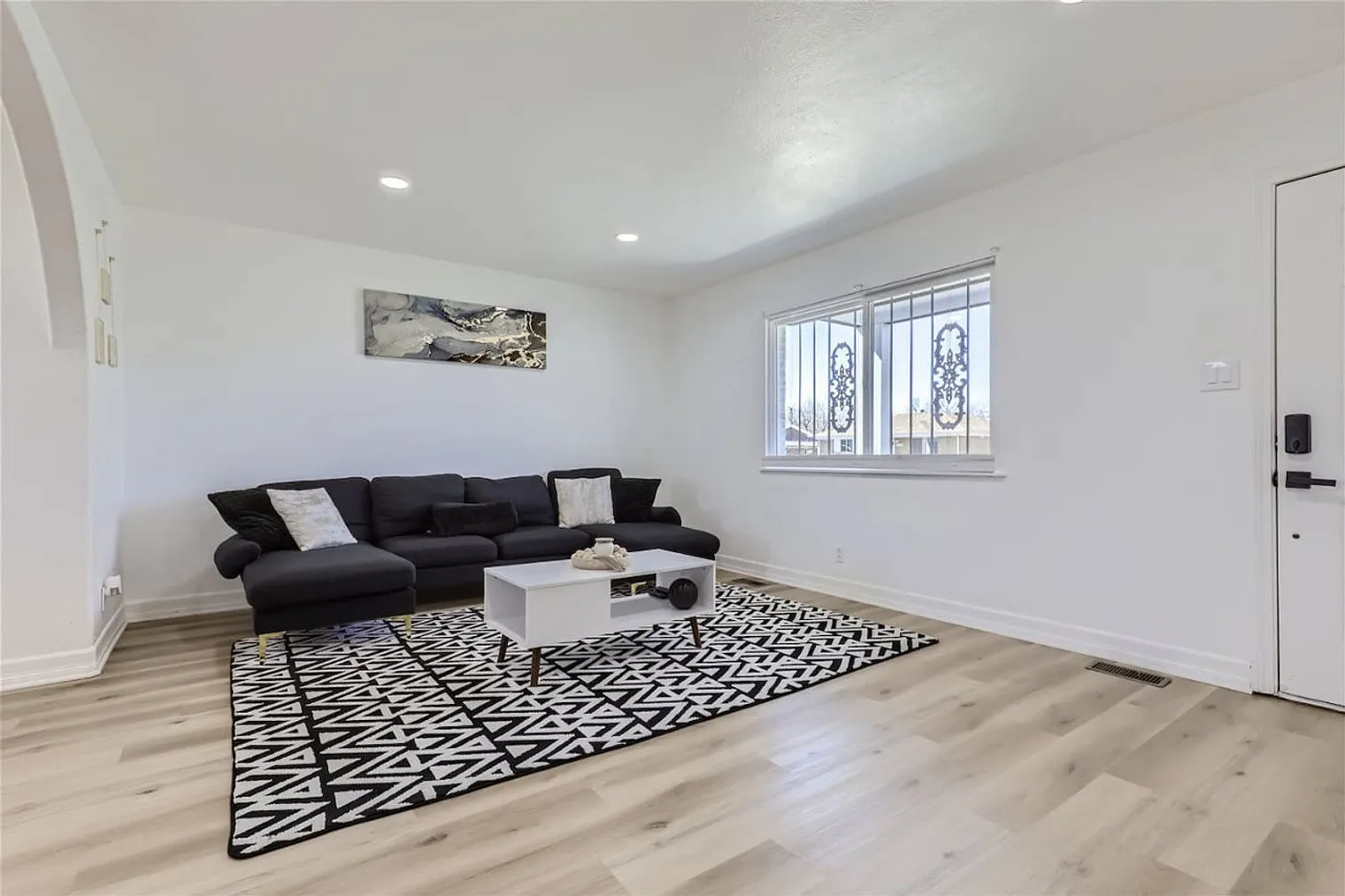 4 bed, 2.0 bath, 1894 sqft, $4,200 — Photo 4