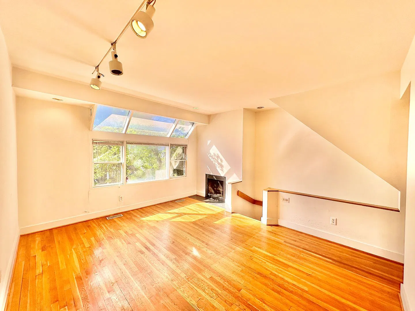 Exciting Dupont 2 bed 1.5 bath 2-level condo on U Street near AdMo w/Patio & W/D — Photo 2