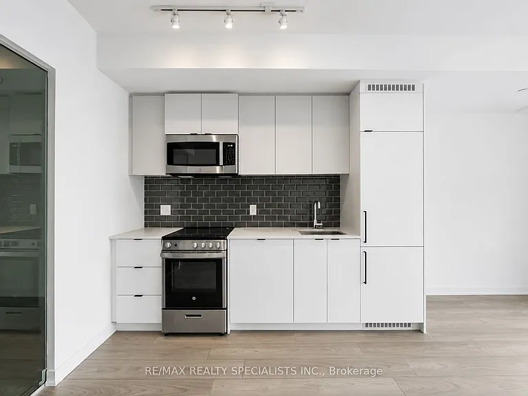 285 Dufferin St #817 — Photo 9