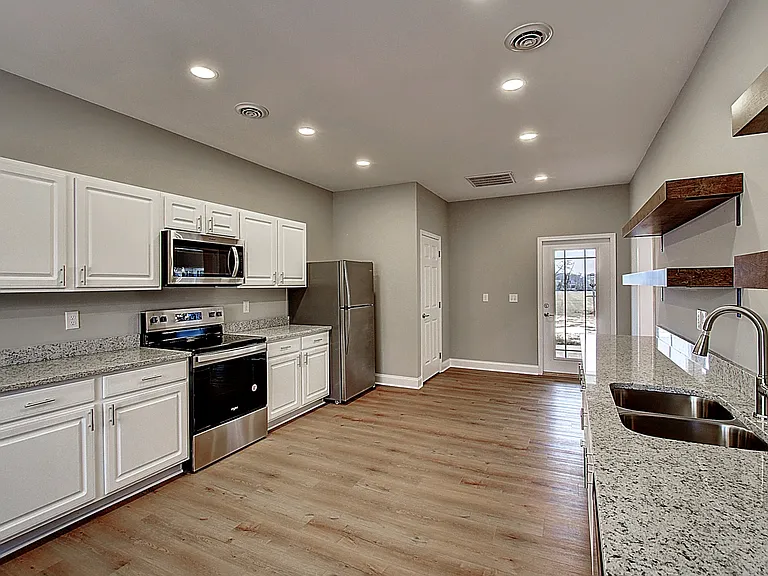209 University Pkwy #10 — Photo 17