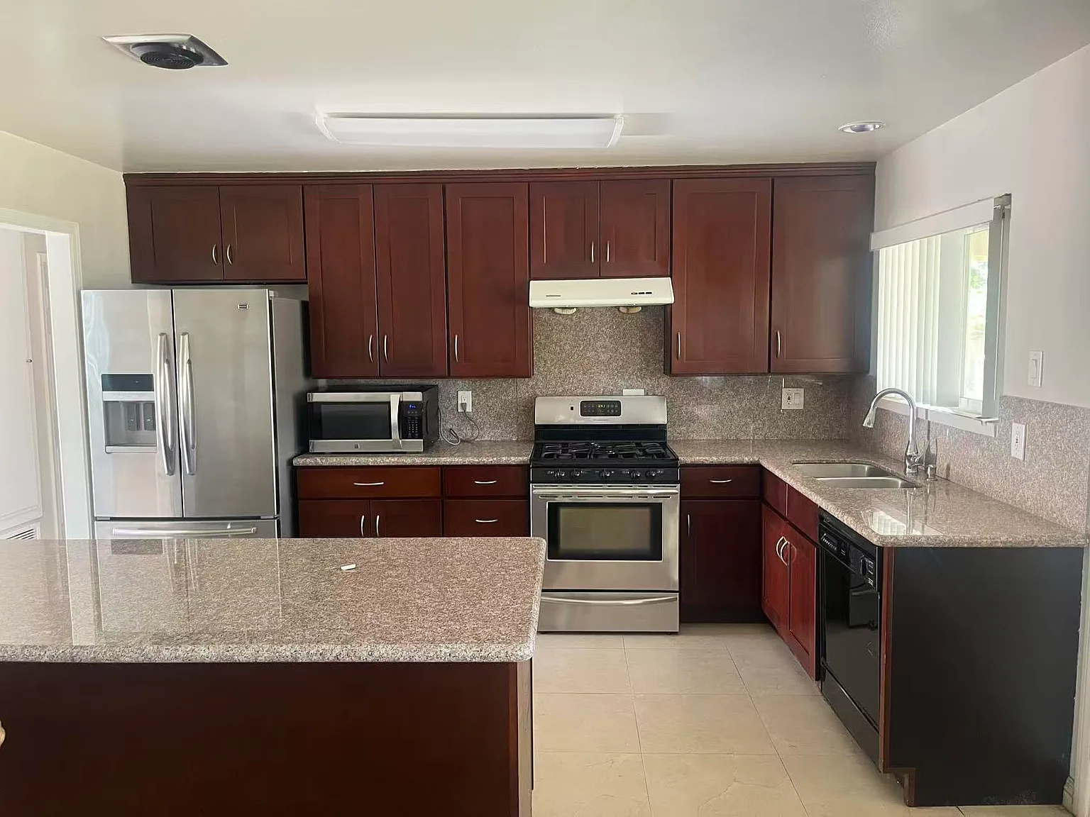 6 bed, 2178 sqft, $800 — Photo 3