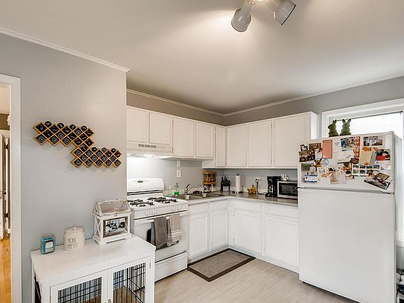 3rd image of 813 Lowry Ave NE #2