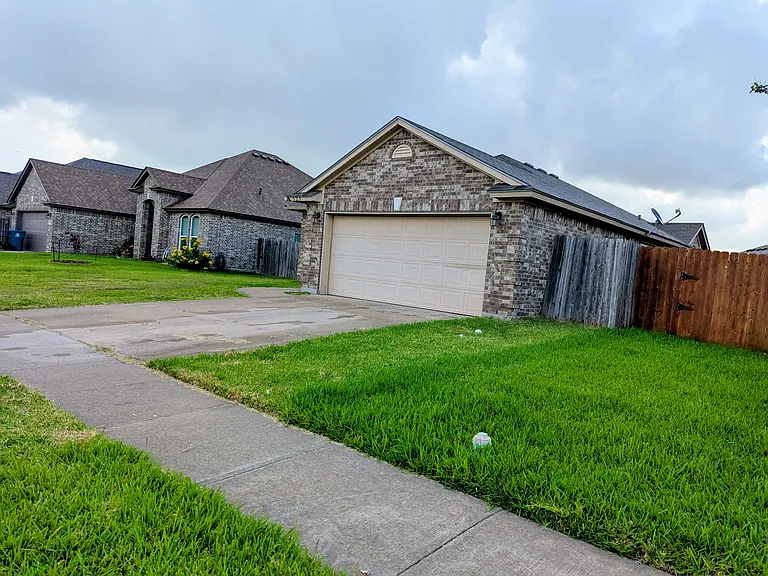 325 Pacific Dr — Photo 3