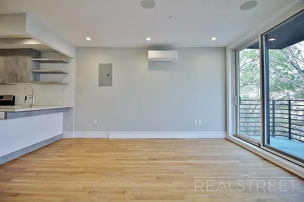 Rented by Real Street Inc | media 16