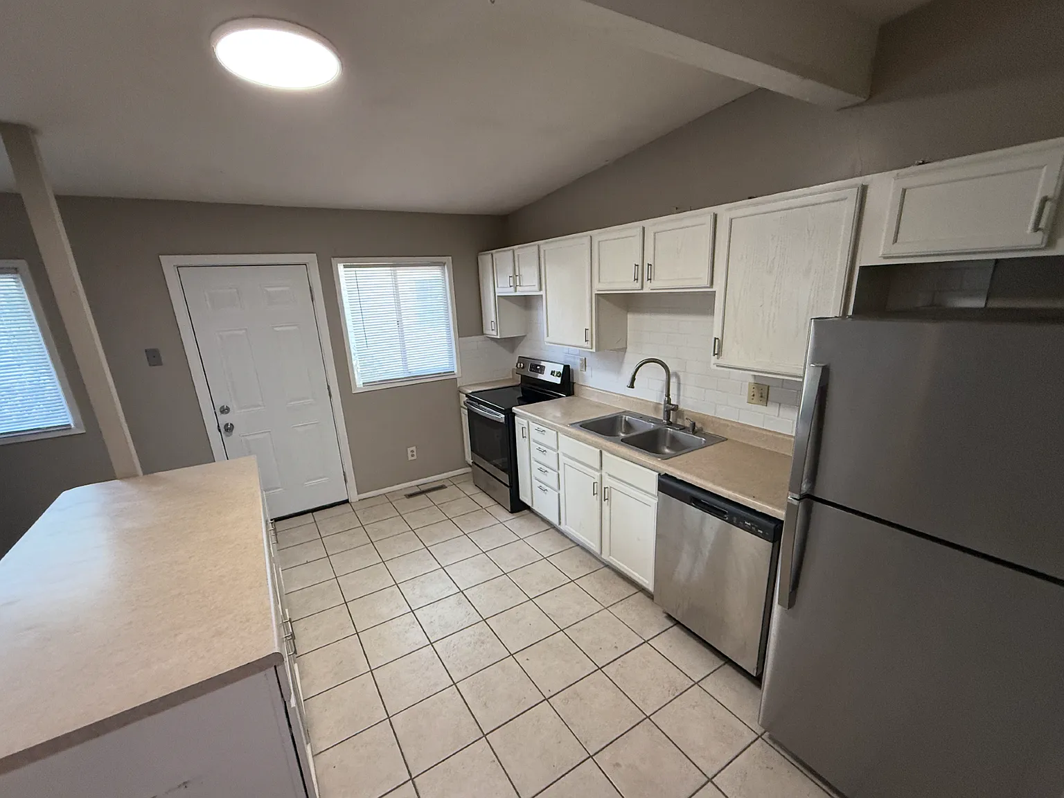 3 bed, 1.0 bath, 924 sqft, $1,375 — Photo 2