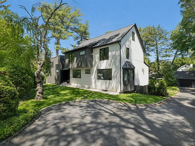 112 Huntington Rd — Photo 1