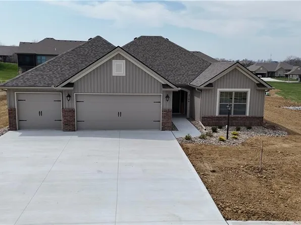 4706 Stonebridge Dr E, Saint Joseph, MO 64505