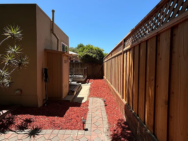1077 Obrien Ct — Photo 25