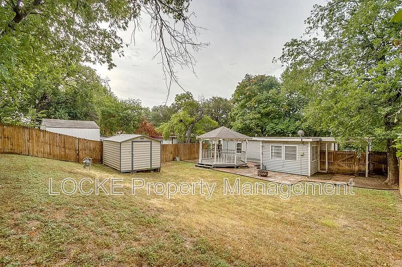 3 bed, 1.0 bath, 1100 sqft, $2,000 — Photo 3