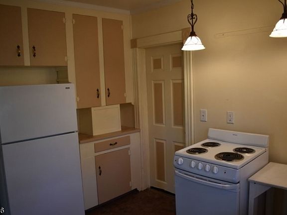 4th image of 33 E Main St