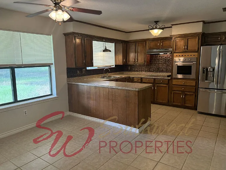 719 Diana Ln — Photo 4
