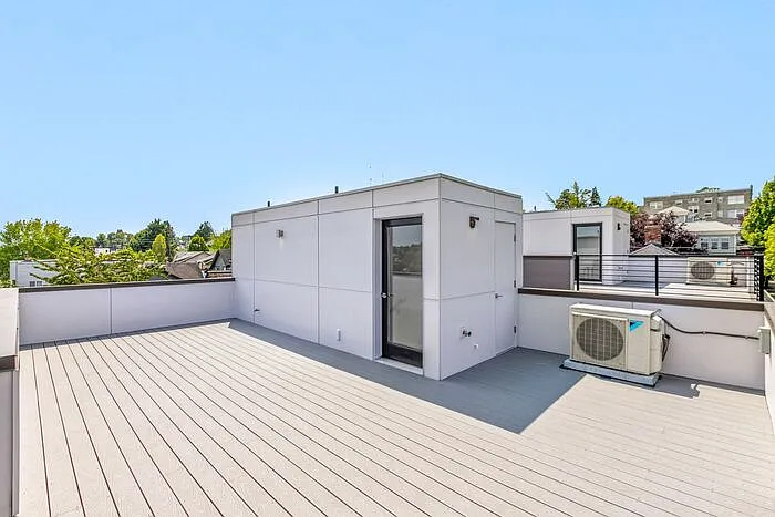 2409 E Thomas St — Photo 26