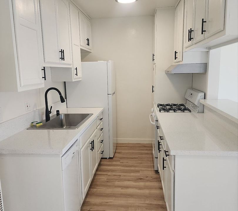 1st image of 1755 Granville Ave APT 11