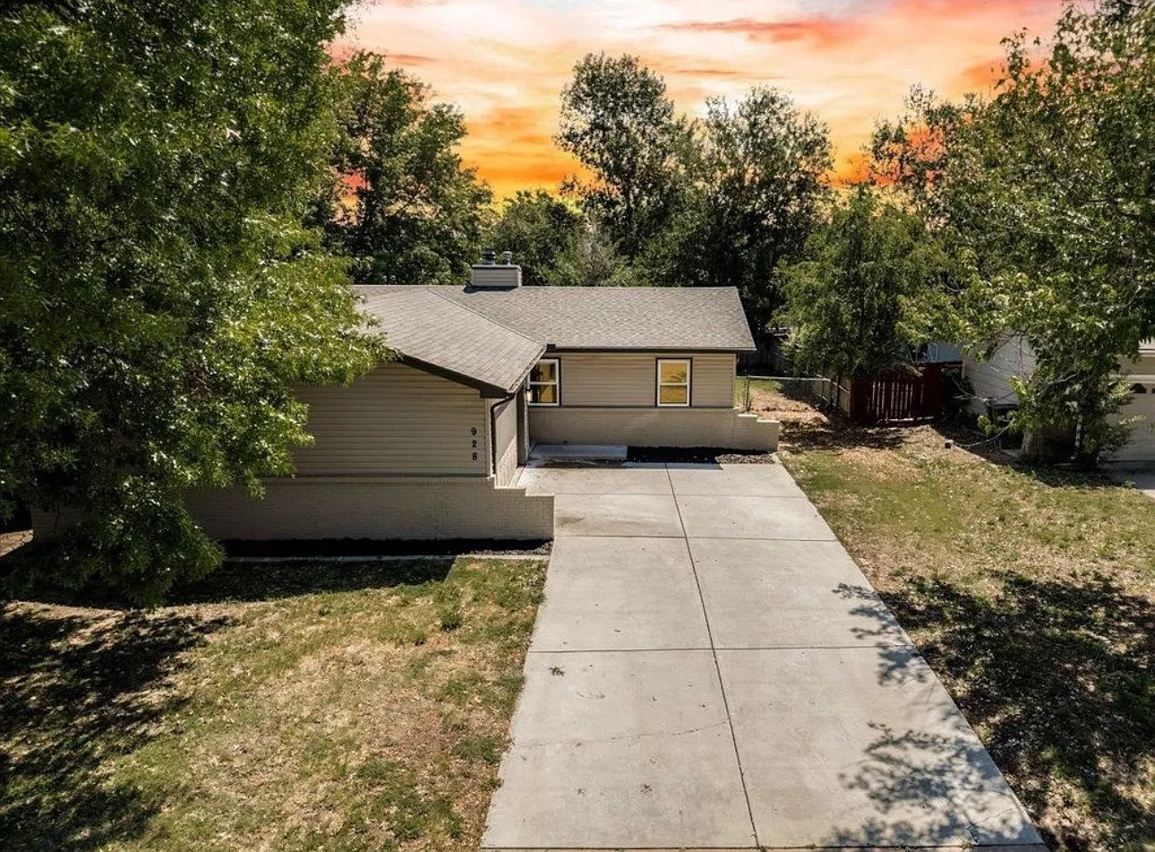 928 S Dalton Dr — Photo 2