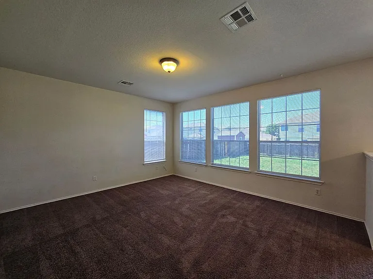 4708 Golden Gate Dr — Photo 4