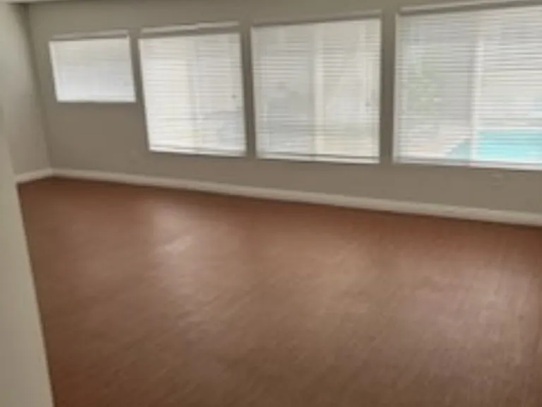 17440 Burbank Blvd — Photo 2