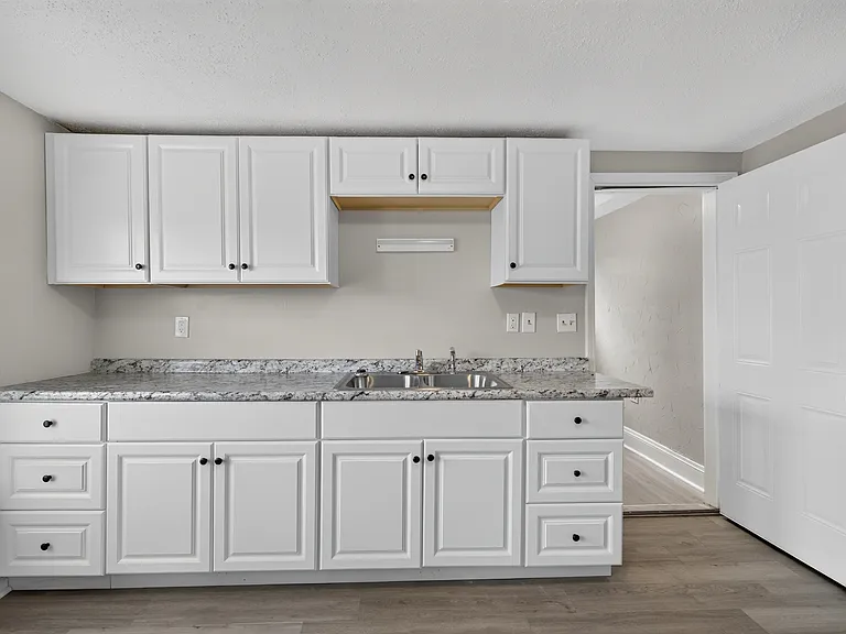 15008 Sylvia Ave — Photo 3
