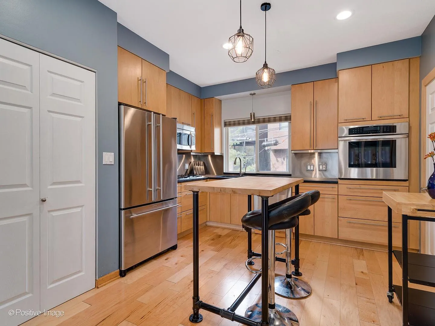 1540 N Greenview Ave — Photo 3