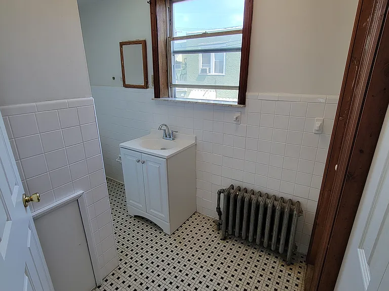 947 Tree St — Photo 11