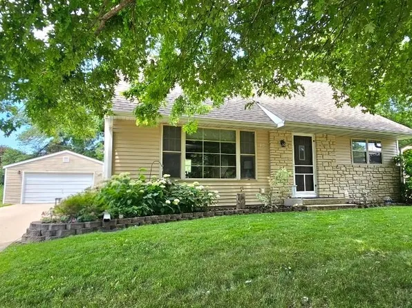 20 Highland Dr, Morris, MN 56267
