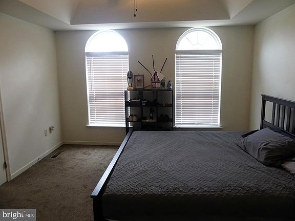 3rd image of 2124 Hanford Way