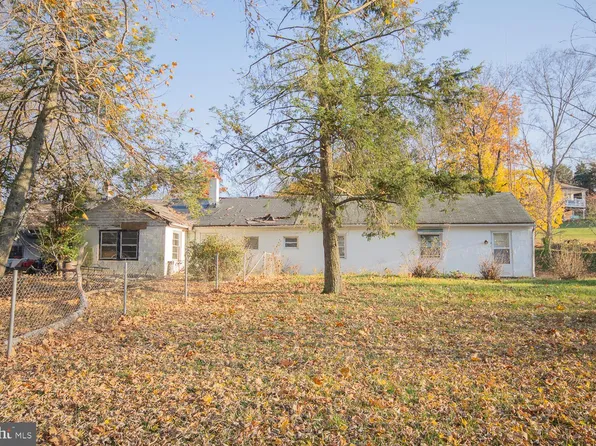 29 Stehley Ln, Falling Waters, WV 25419