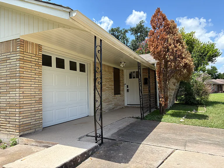 1411 Ansbury Dr — Photo 2