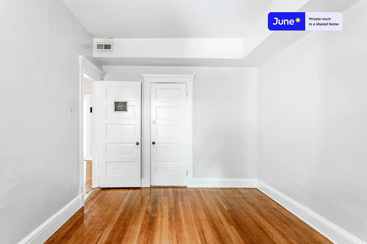 Queen bedroom in 4 bed/2 bath home in Brookline #1286 A — Photo 4