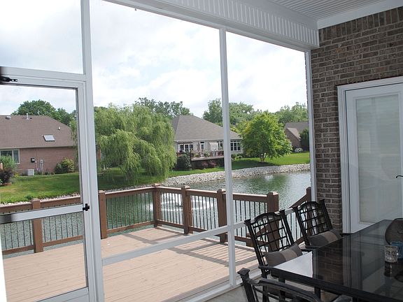 Screened In Porch/Deck/Pond