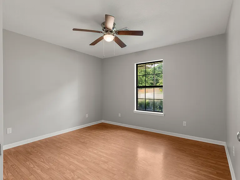 300 Oak Ln — Photo 24