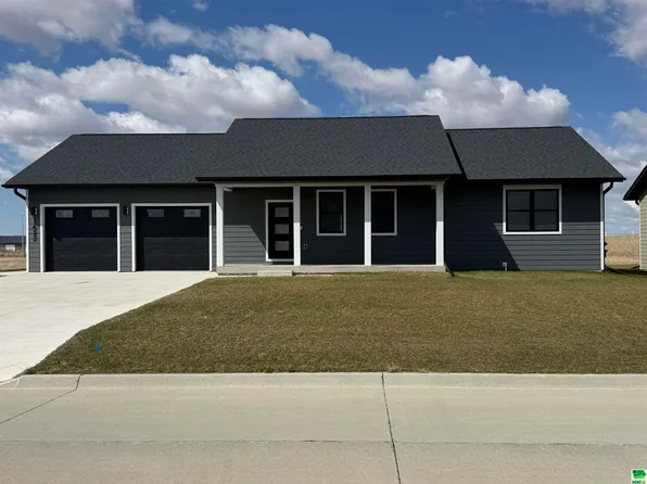 1622 Lincoln Pl SE, Orange City, IA 51041