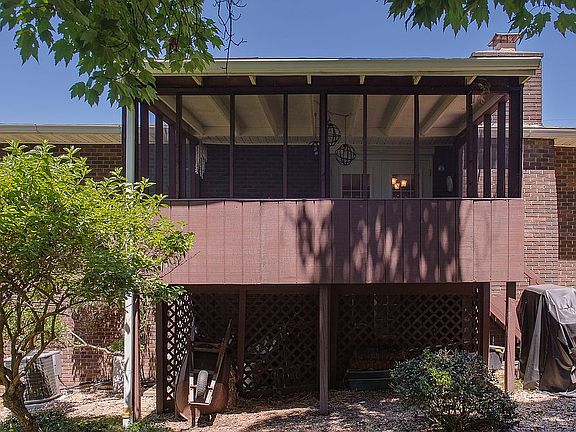 3rd image of 490 Valley Manor Ln