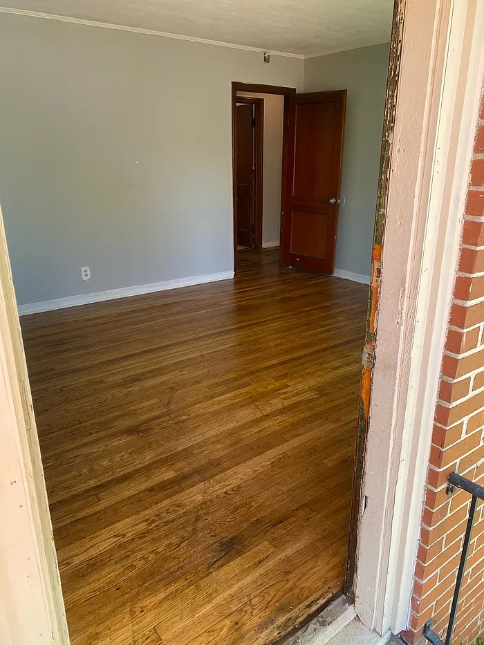 3 bed, 1.0 bath, 1100 sqft, $975 — Photo 2