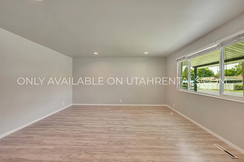 3 bed, 2.5 bath, 2490 sqft, $2,550 — Photo 3