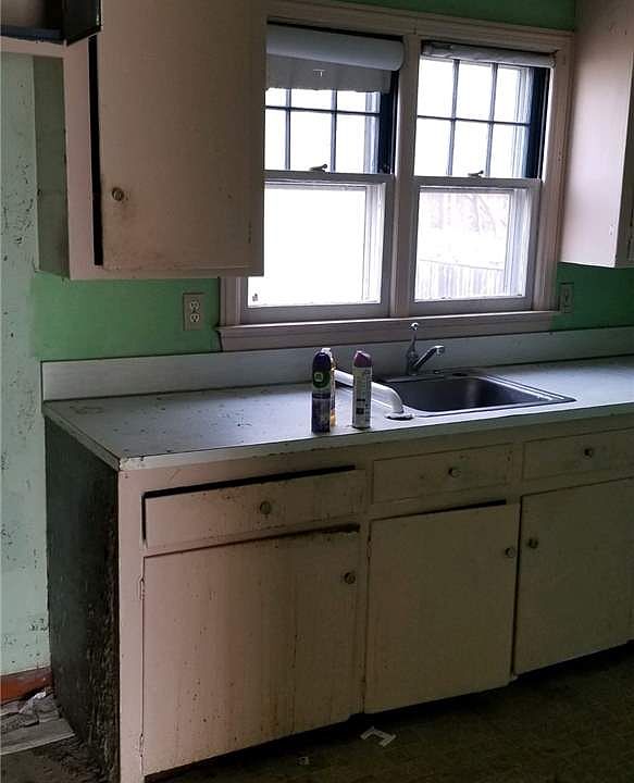 2nd image of 65 E Madison St