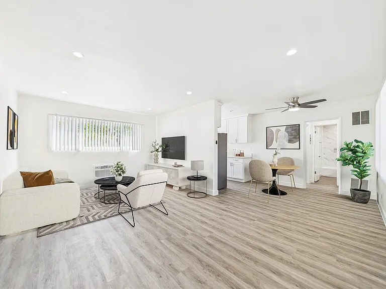 13060 Burbank Blvd. Apartments — Photo 23