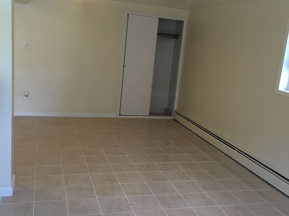 2nd image of 930 Throgmorton Ave