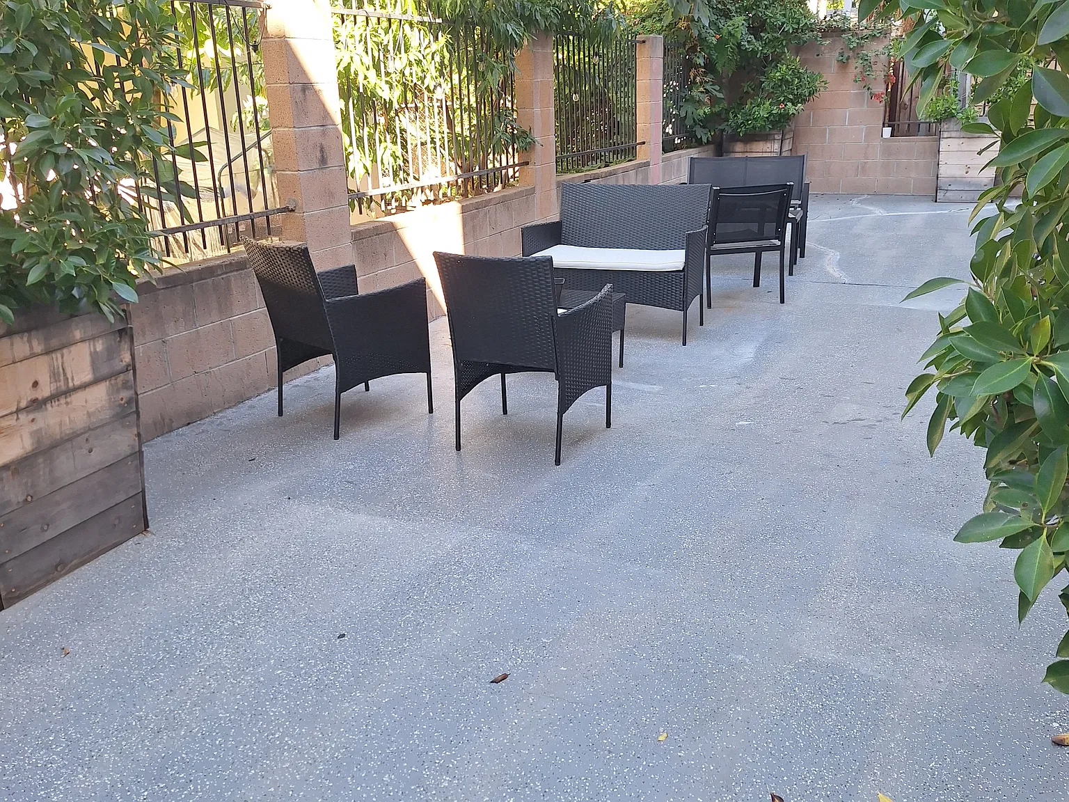 Las Palmas Apartments — Photo 3
