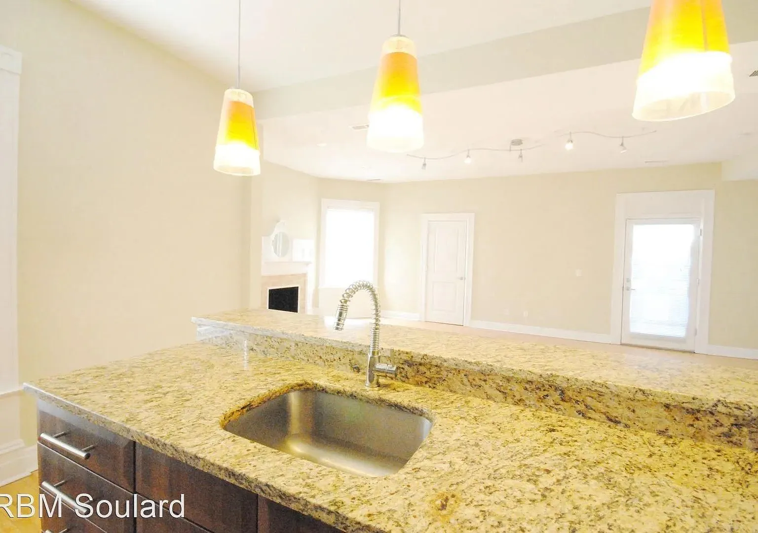 1 bed, 900 sqft, $1,050 — Photo 3