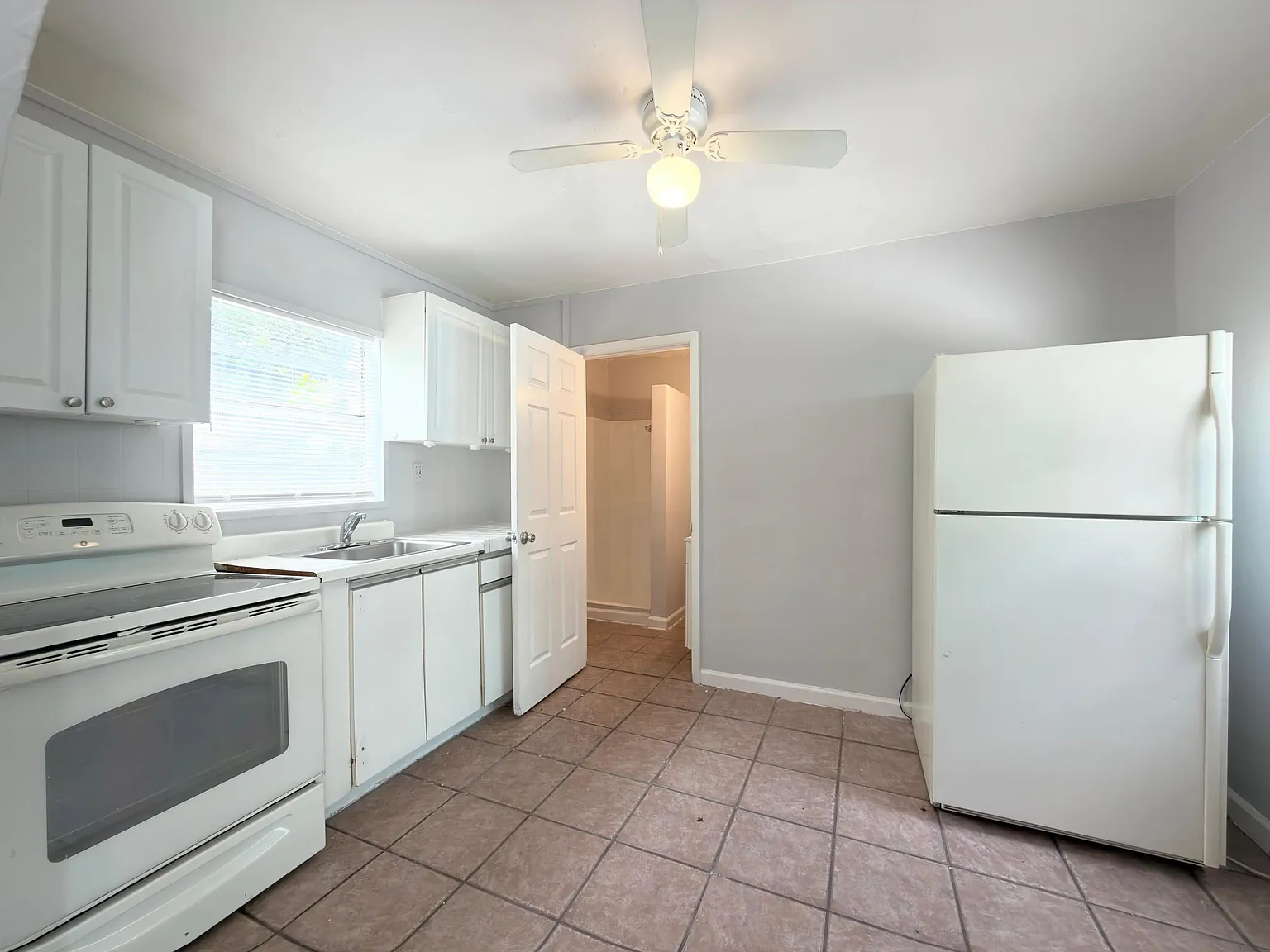 1 bed, 1.0 bath, 650 sqft, $1,550 — Photo 2