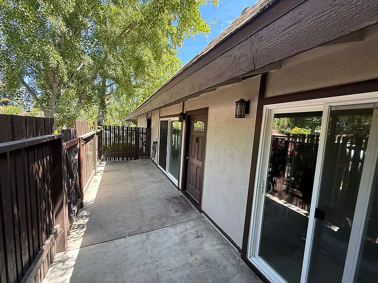 5496 Roundtree Dr — Photo 2
