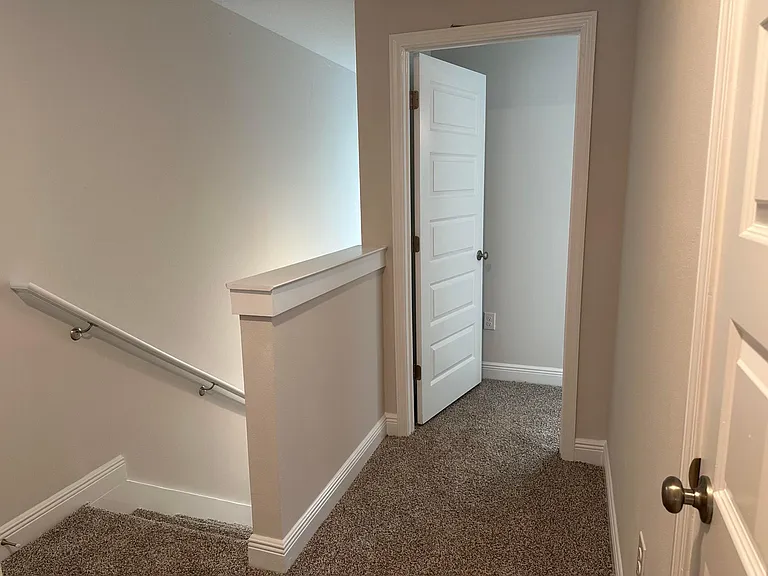 1025 McLaren Cir — Photo 9