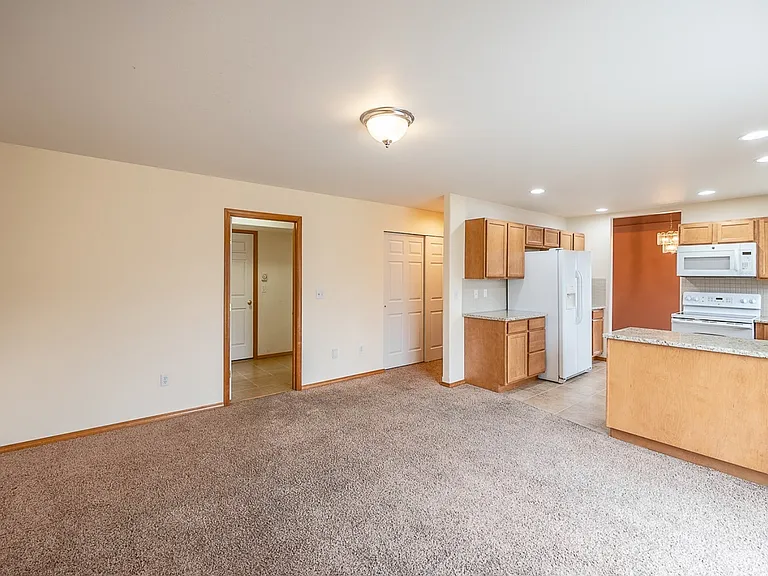 402 E Tanglewood Dr — Photo 3