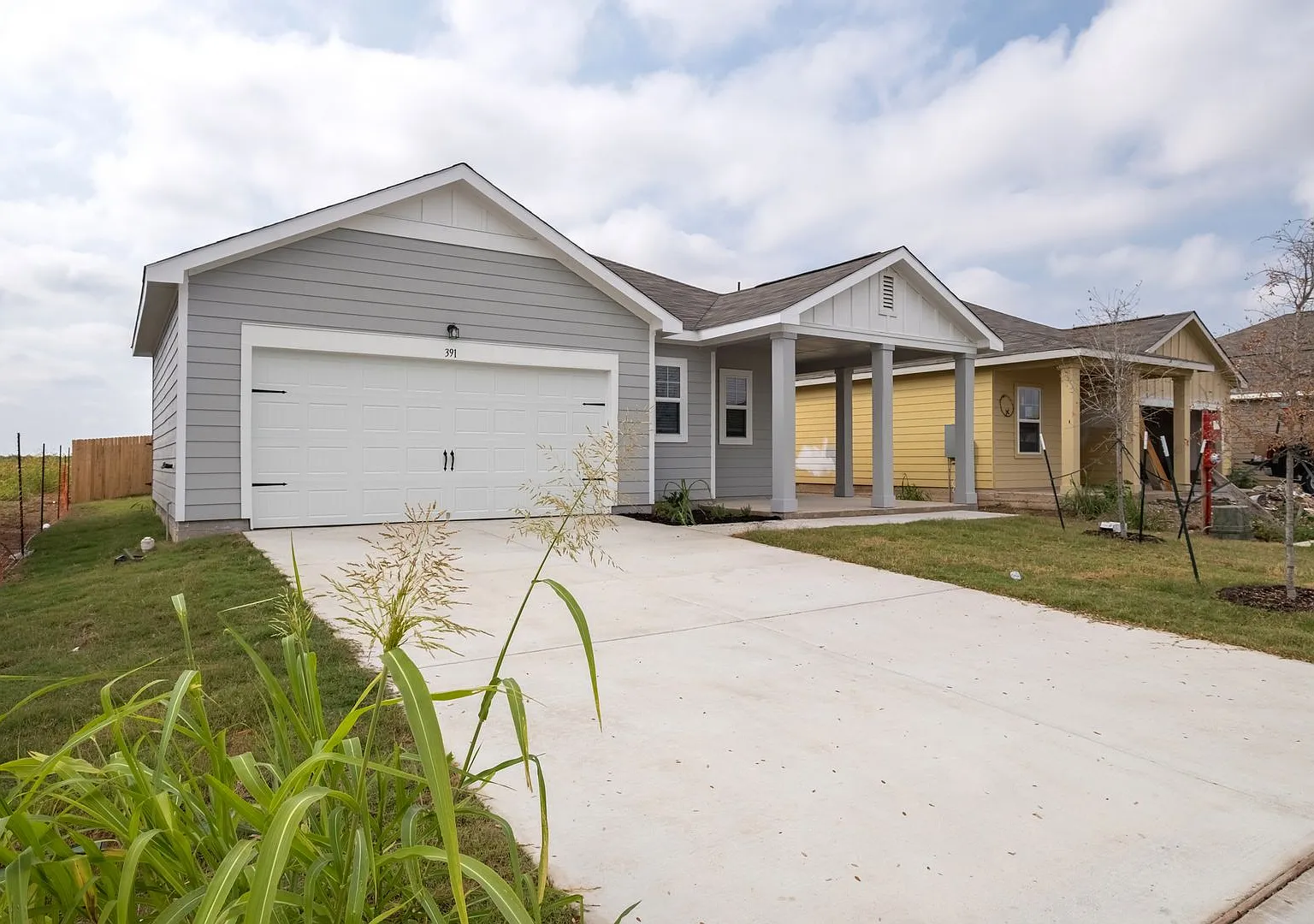 Lovely, 2021 Built, 3 Bedroom, 2 Bath Home in Kyle — Photo 2