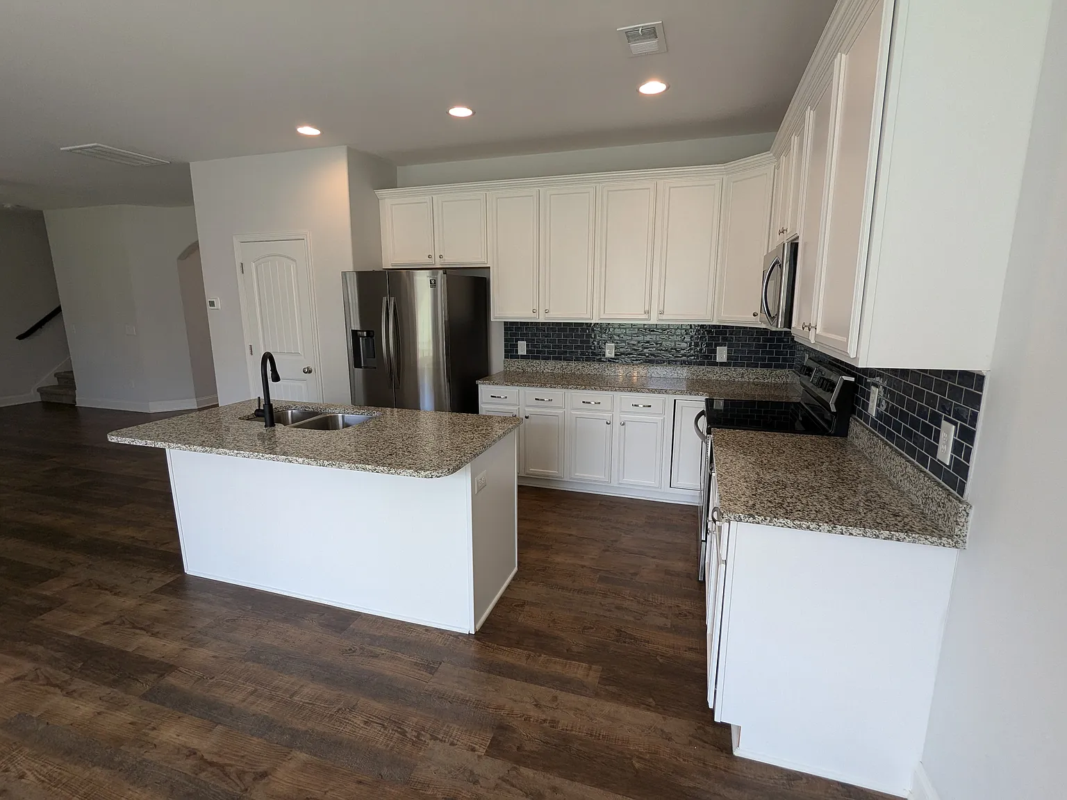 3 bed, 2.5 bath, 1912 sqft, $2,050 — Photo 3