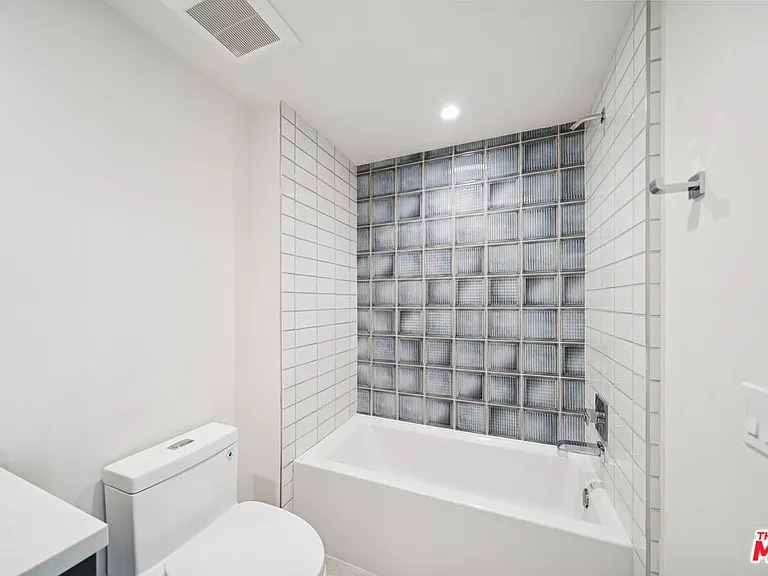 1051 S Corning St #501 — Photo 32