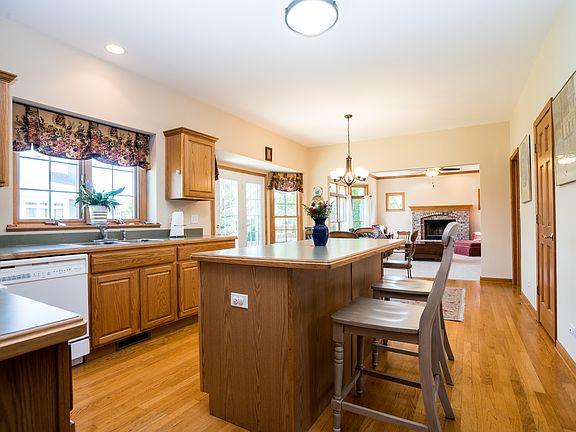 3rd image of 605 Lindsay Cir