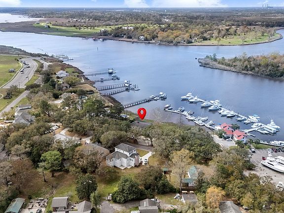 4th image of 201 River Rd.